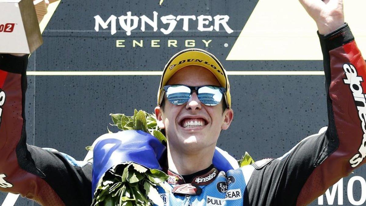 Álex, sonriente y feliz, en el podio de Montmeló hace dos semanas