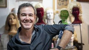 Barcelona 18/07/2025 Icult. Entrevista con Ivan Labanda que ha tenido una temporada variada y la próxima protagonizará Tootsie. Quedamos con él en en una tienda de pelucas porque Tootsie, si recordáis es la historia de un actor que para encontrar trabajo se transforma en mujer.. AUTOR: MANU MITRU