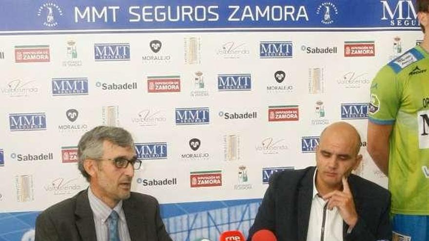 Imagen de una de las últimas renovaciones del compromiso entre el club y la firma aseguradora en la sede en Zamora de MMT Seguros.