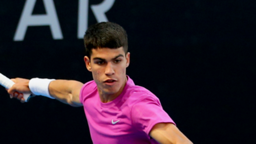 Carlos Alcaraz gana su primer partido en la previa del Open de Australia