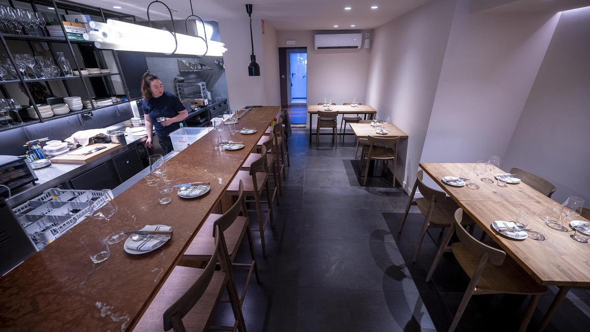 La barra, la cocina y algunas mesas de Piedra.