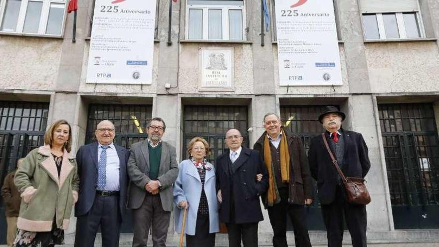 Por la izquierda, Milagros Madiedo, Carlos Dago, Juan Muñoz, África García-Balmaseda, José Ovidio García, Pedro Santamaría y Juan José García Rúa, los últimos directores del Real Instituto de Jovellanos, frente al centro.