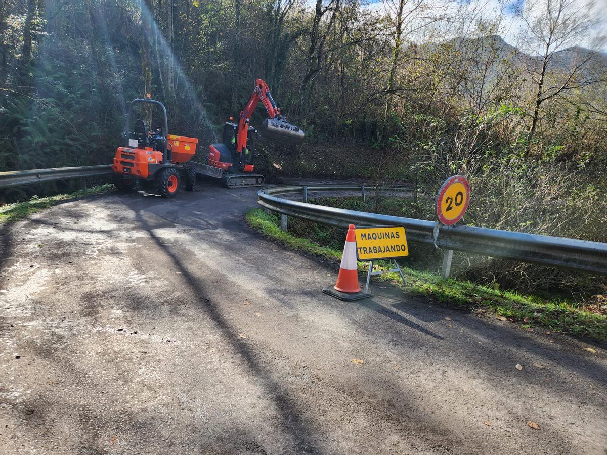 Las obras en el desprendimiento de la AS-11, entre San Martín y Pesoz.