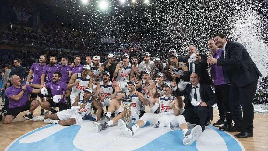 Los madridistas posan con el trofeo al finalizar el partido.