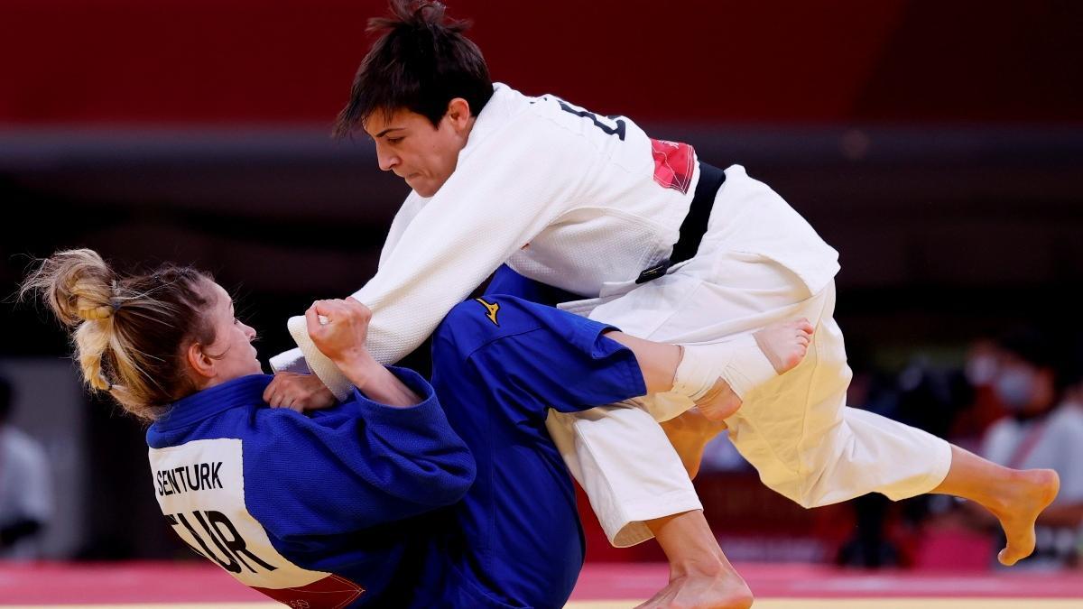 Julia Figueroa, de blanco, durante los Juegos Olímpicos de Tokio.