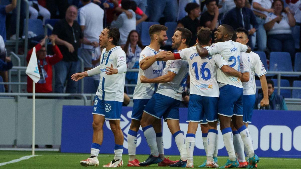 Els jugadors del Tenerife celebren l’únic gol del partit d’ahir. | EFE