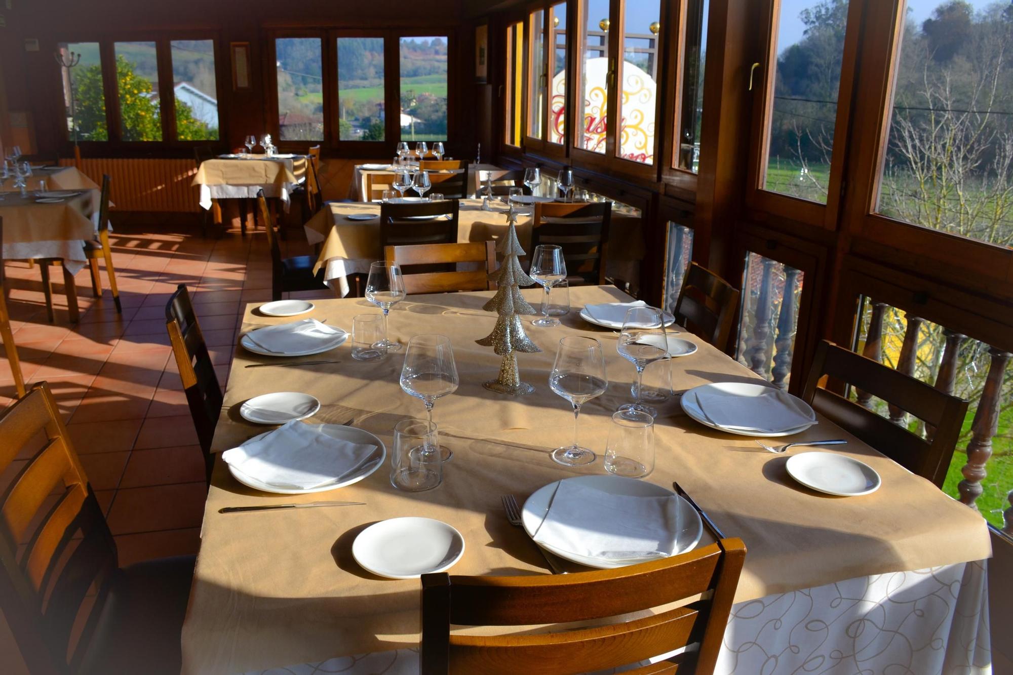 La luz y el hermoso paisaje que rodea el restaurante, entra al comedor por todos los ventanales del establecimiento.