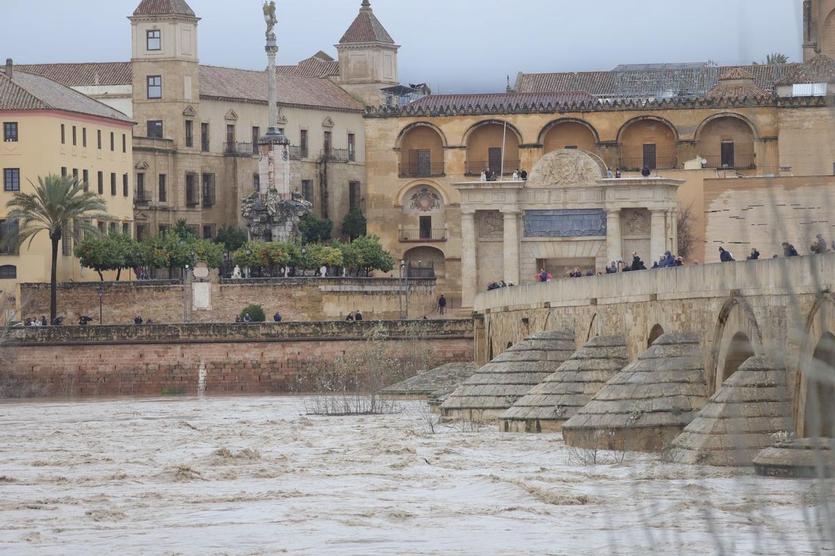 El río Guadalquivir supera los 5,5 metros a su paso por Córdoba
