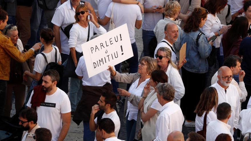 Un centenar de persones reivindiquen la «no polarització» i el diàleg a Barcelona