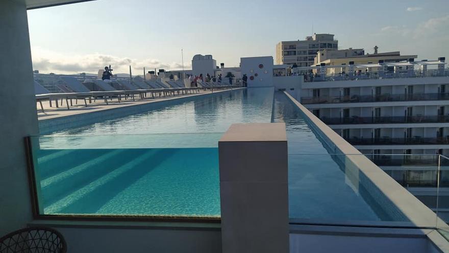 La nueva piscina 'infinity' en la azotea del hotel Bayrén de Gandia