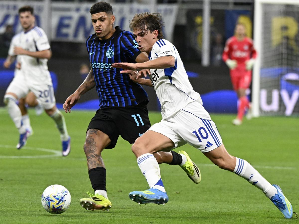 Nico Paz, del Como, ante Luis Henrique, del Inter de Milan, en las semifinales de la Coppa Italia