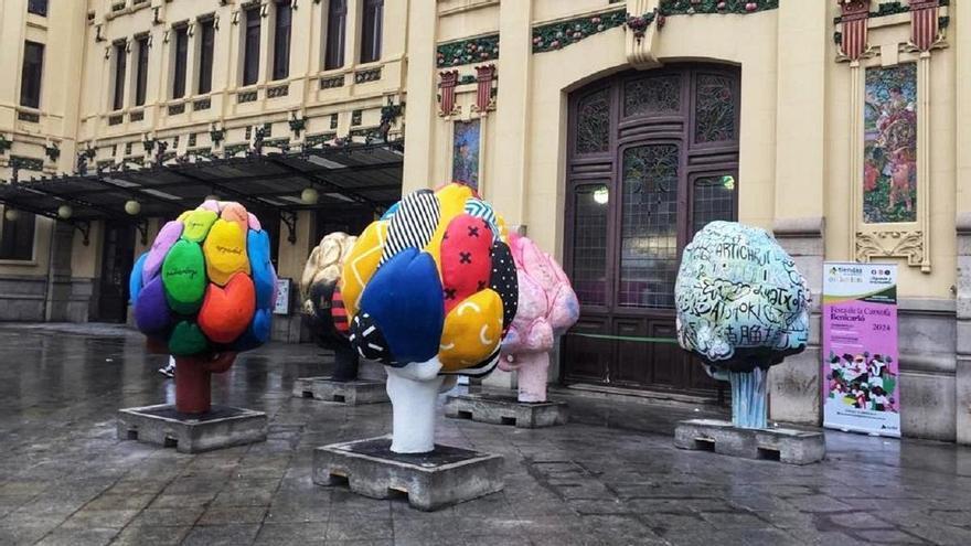 Alcachofas gigantes en la estación de València para promocionar la joya de la huerta de Benicarló