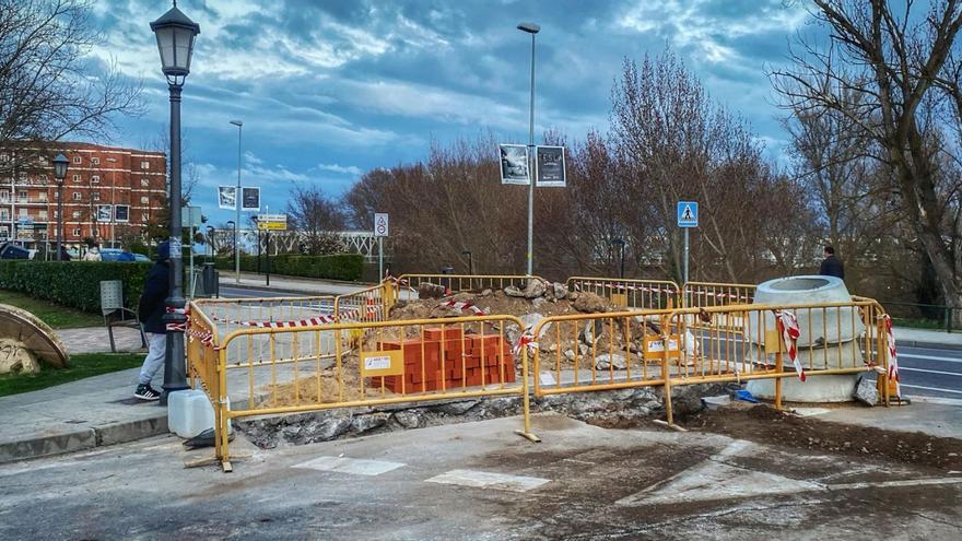 Trabajos en la confluencia de la avenida del Mengue con la Ronda de Puerta Nueva. | ALBA PRIETO