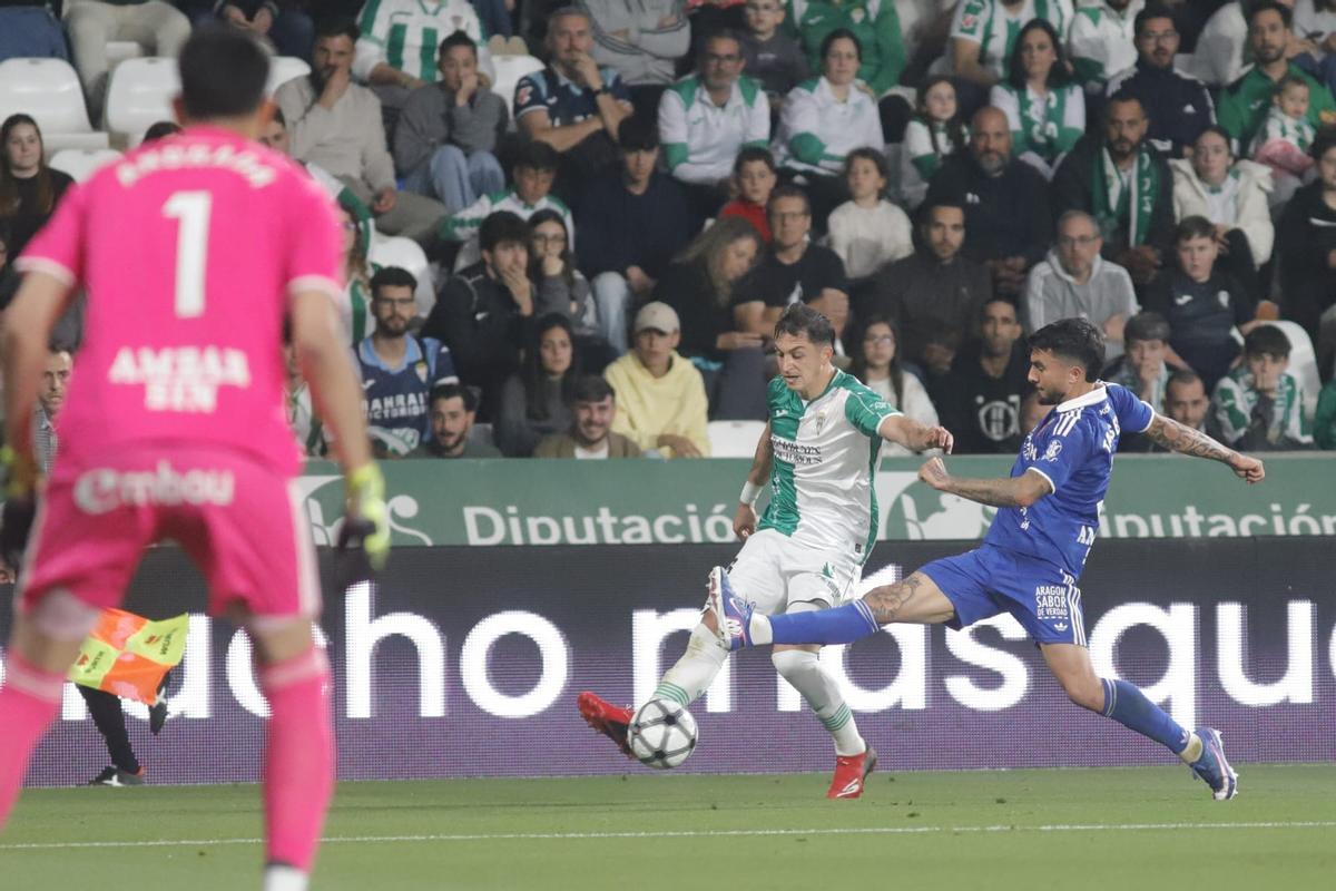 Carracedo pugna con Tasende durante el Córdoba CF-Real Zaragoza.