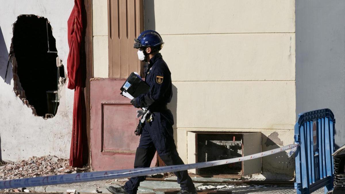 La policía judicial investiga en Teatre, una de las discotecas afectadas por el trágico incendio.