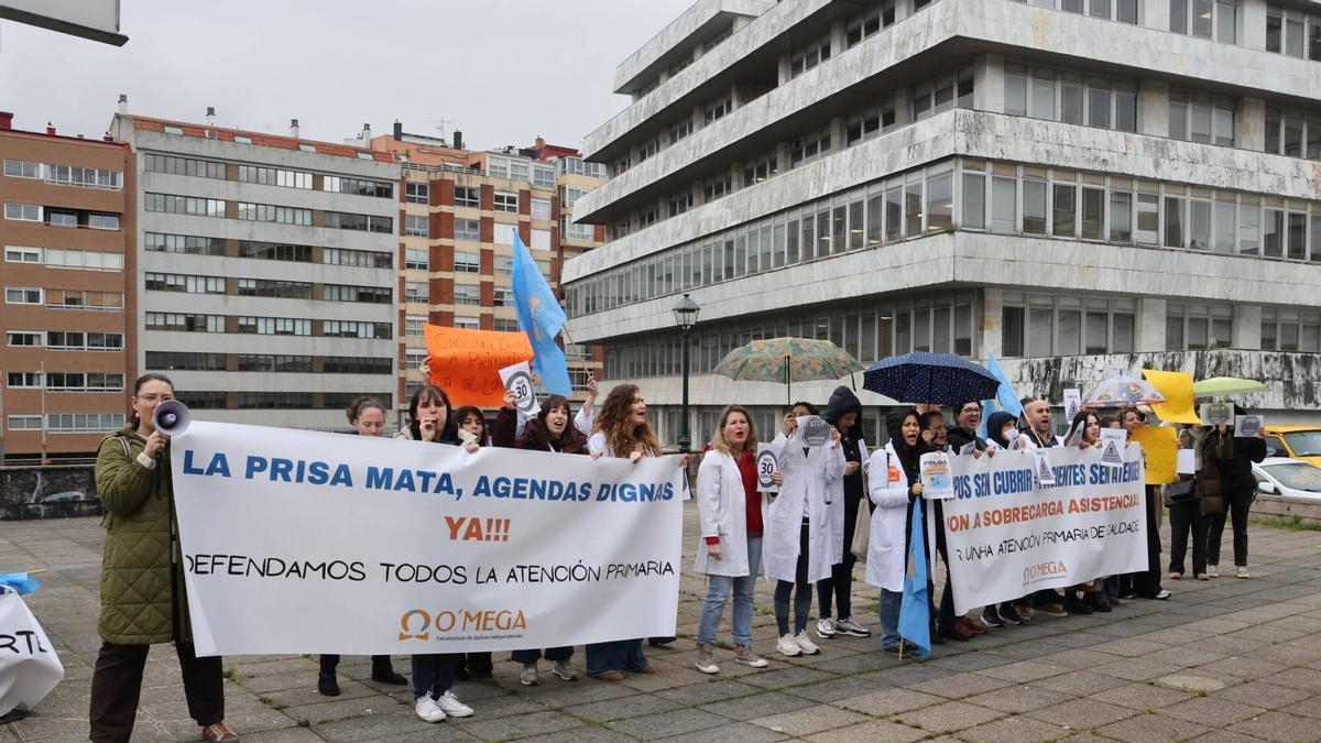 Protestas a las puertas del Centro Integral de Salud Olimpia Valencia, durante su inauguración.