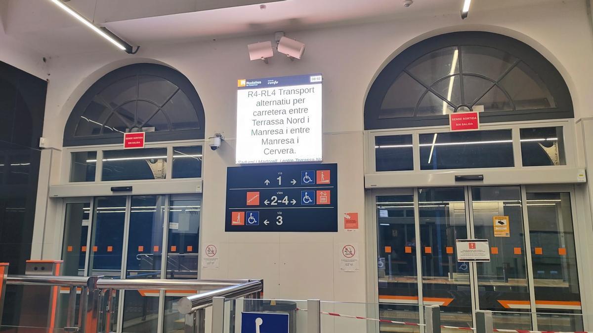 Panell informatiu de la suspensió del servei de Rodalies a Manresa