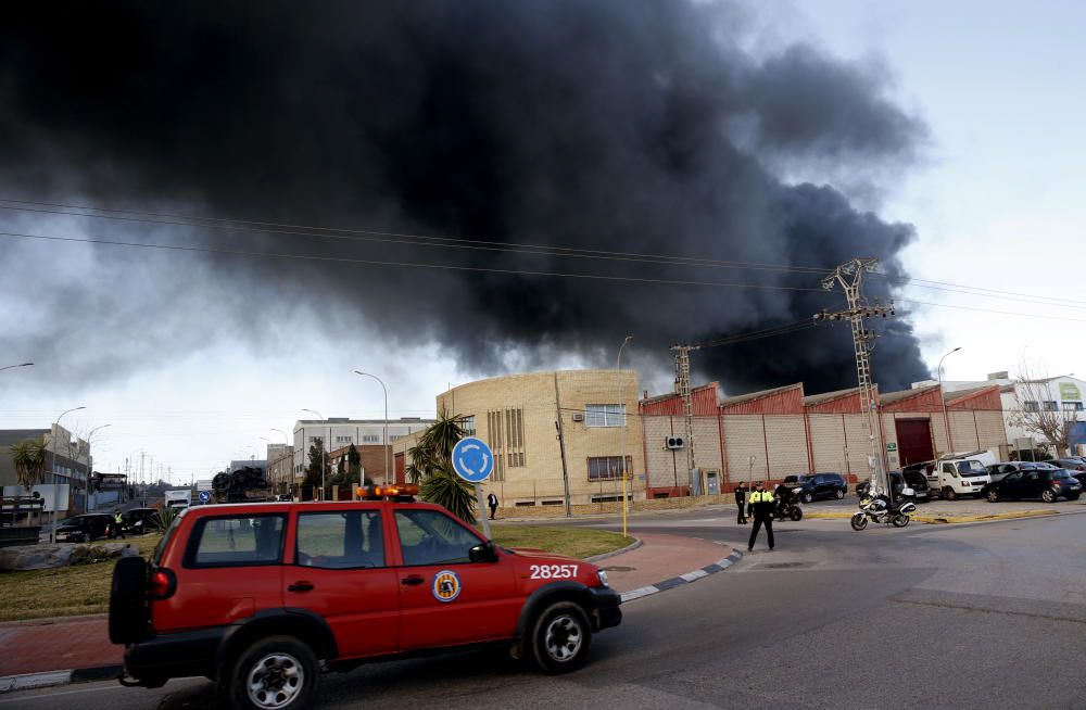 Espeluznante incendio en el polígono Fuente del Jarro