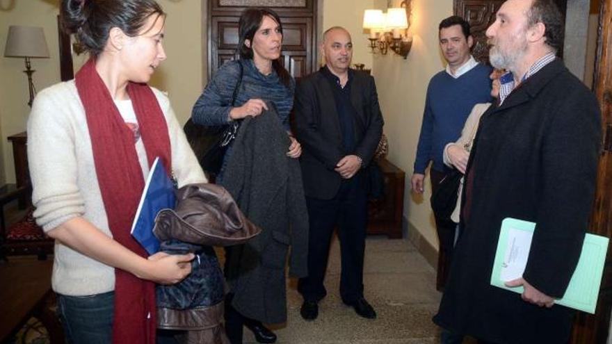 El presidente del Teucro García Alén (d) conversa con las diputadas Isabel Vázquez y Begoña Estévez, y con el edil Agustín Fernández. // R.V.