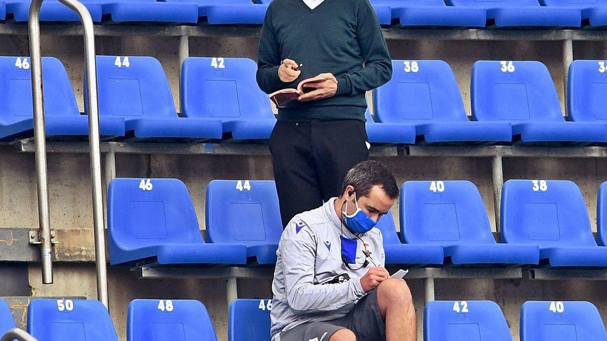 Fernando Vázquez, de pie, junto al analista David Sánchez, el pasado domingo en Riazor.