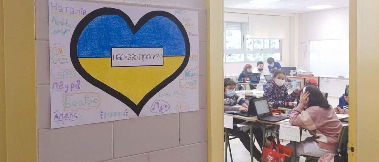 El alumnado decoró con banderas del país y frases en ucraniano los pasillos y aulas del centro para sus nuevos compañeros. |   // FOTOS: E.V.