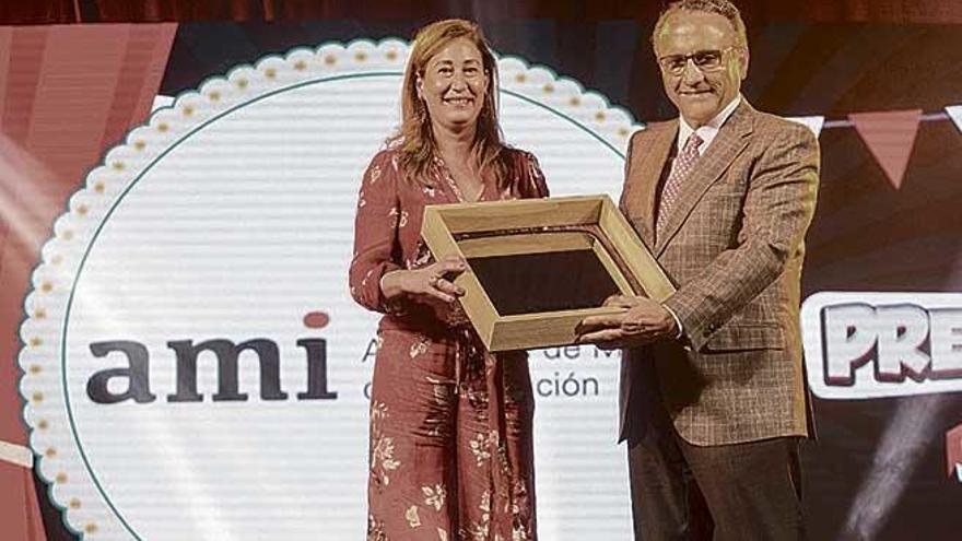 Javier Moll recoge el premio de manos de la vicepresidenta del FesTVal, Arantxa Lalinde.