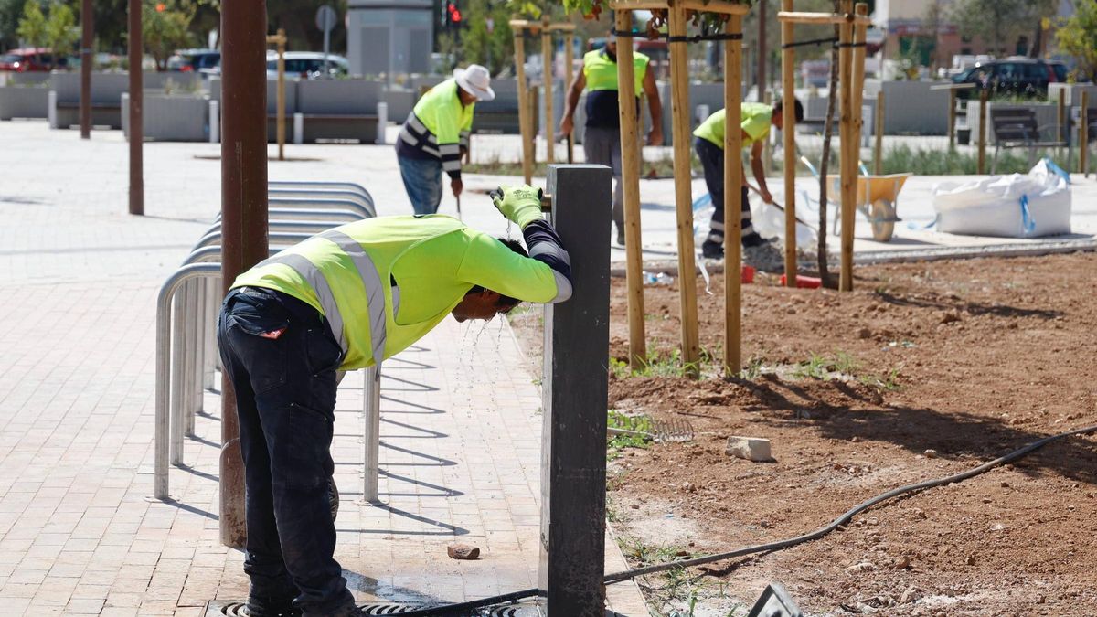 Un trabajador de las obras del entorno de la estación del Cabanyal se hidrataba ayer bajo una fuente.