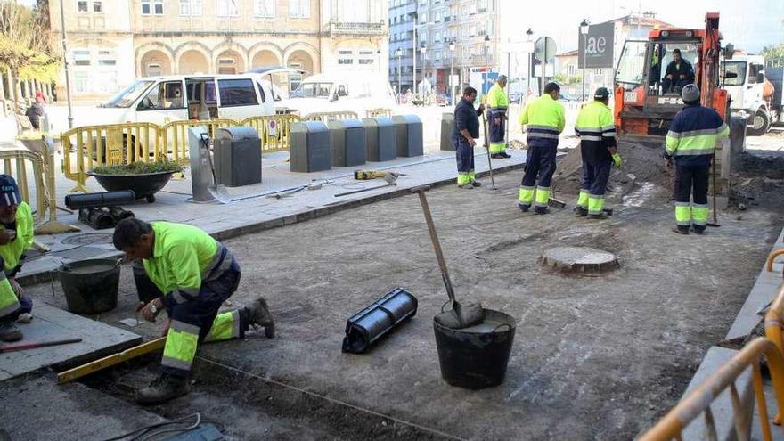 Obras, ayer, en el tramo de Serafín Pazo próximo a la Praza da Constitución. // Bernabé/Ana Agra