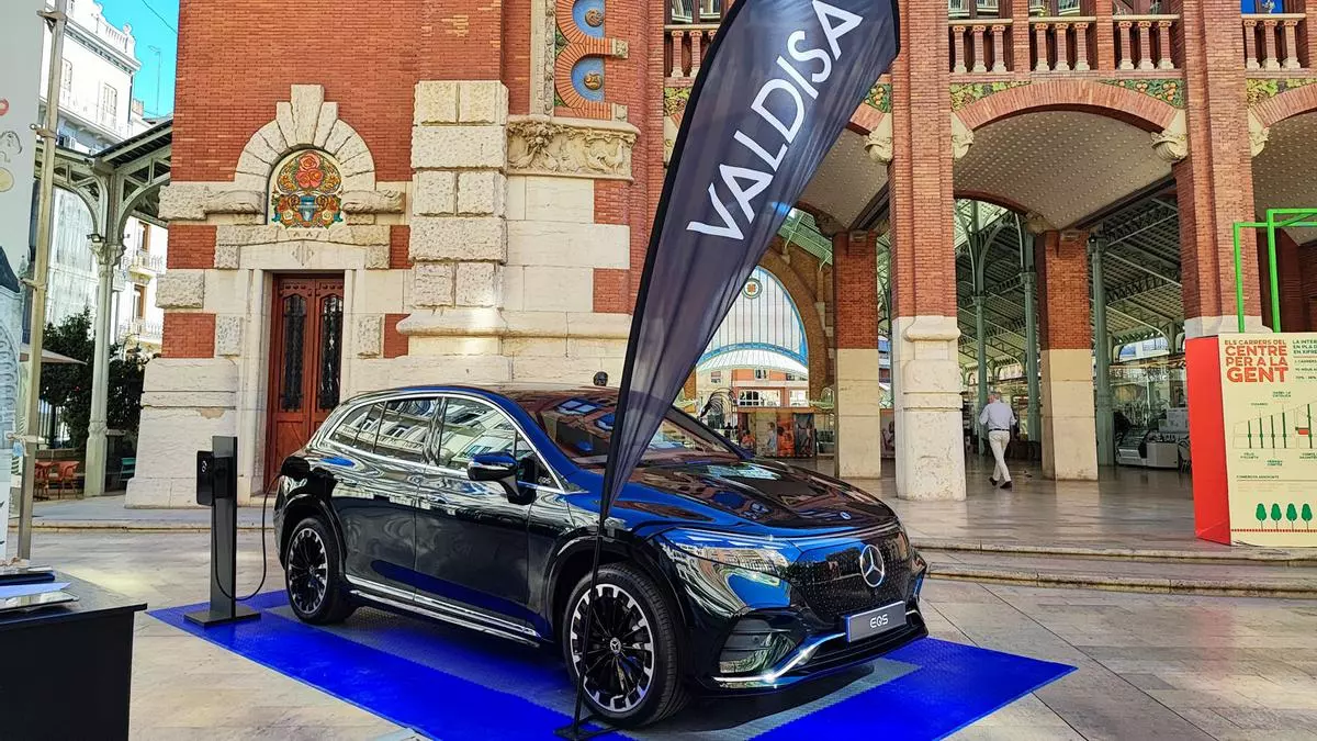 Valdisa muestra la gama Mercedes-Benz EQ de coches eléctricos en el Mercado de Colón