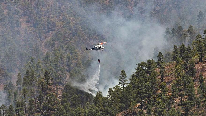 Los helicópteros descargan agua en la zona afectada por el incendio en Arico.