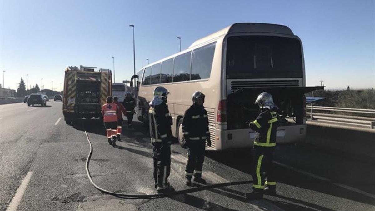Arde un autobús escolar en Madrid