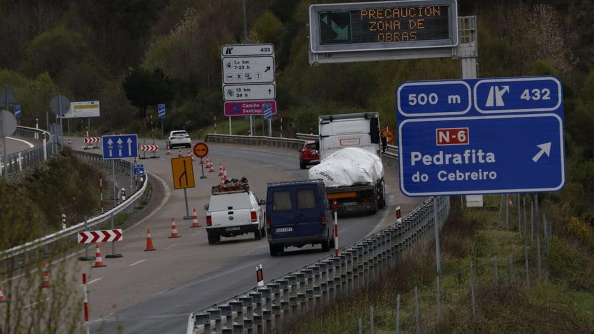 Vehículos en la A-6, a su paso por Pedrafita.