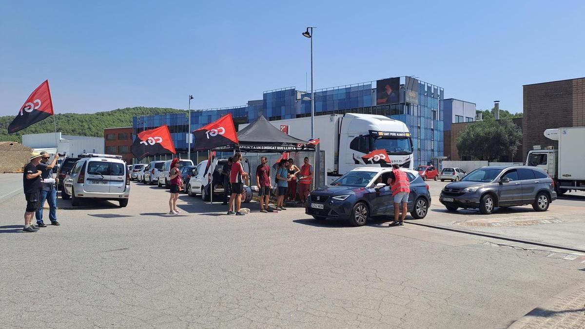 Afiliats de CGT han desplegat una carpa a l'entrada de l'escorxador d'Avinyó