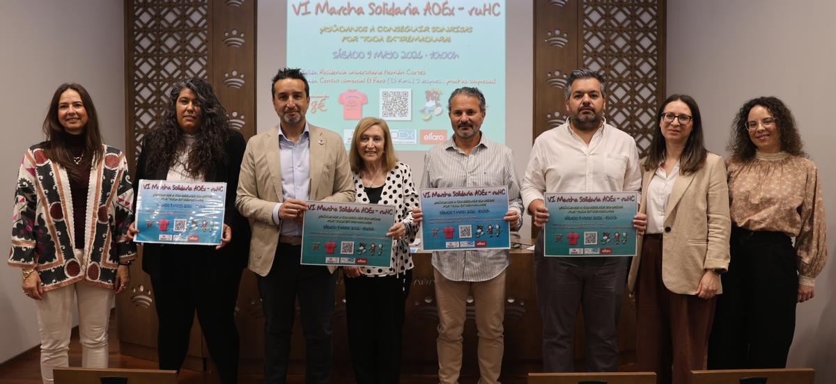 Presentación de la VI Marcha Solidaria de la Aoex, este jueves en la Diputación de Badajoz.