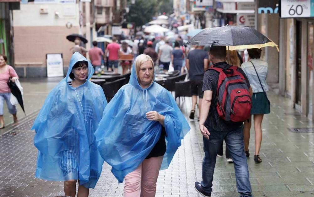 In der Balearenhauptstadt Palma ist am Dienstag (20.9.) der seit Monaten erste heftige Schauer herabgeregnet. Platschnasse Touristen und kleinere Unfälle waren die Folge.