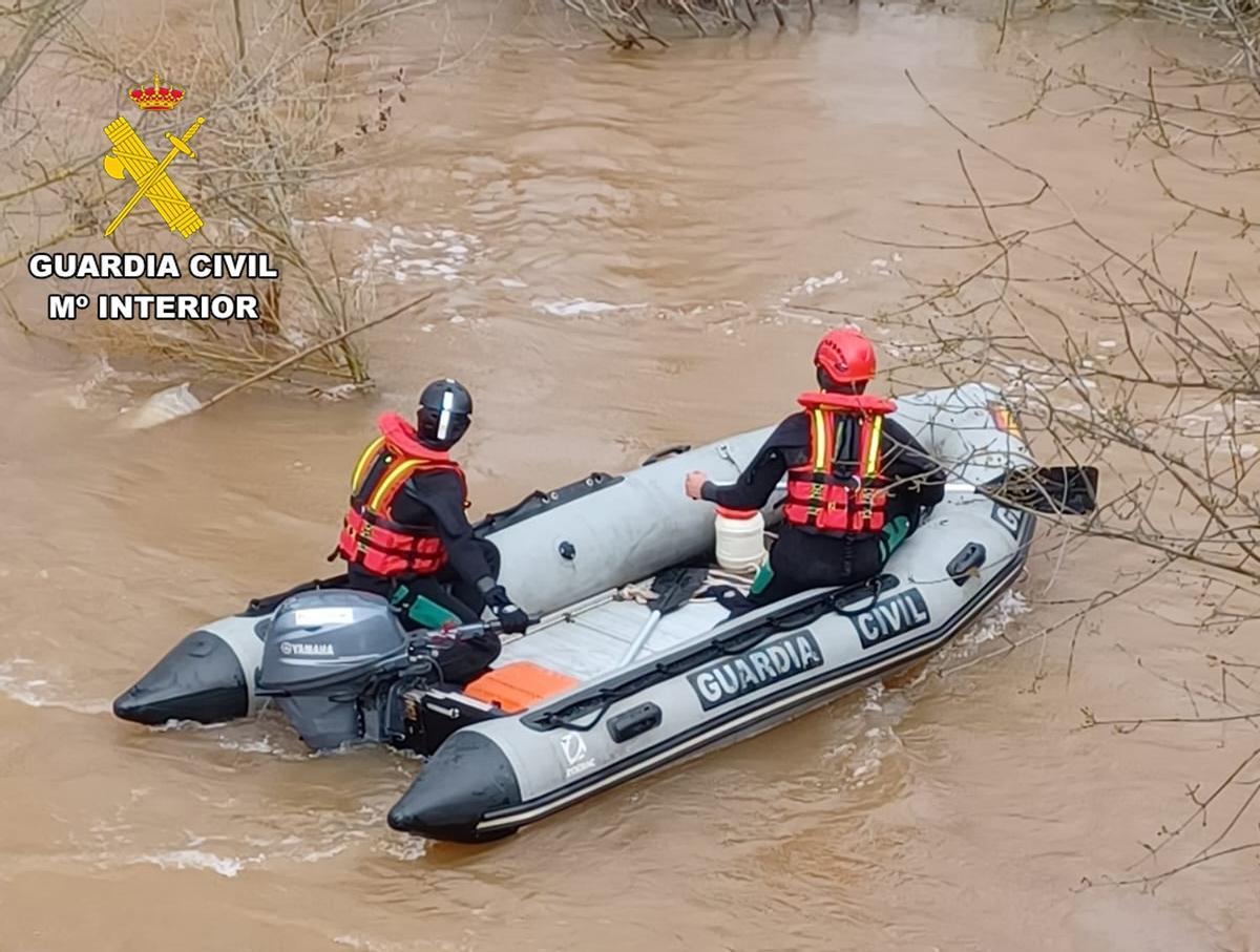 Efectivos de la Guardia Civil buscan a un hombre en el río Arlanza, en la localidad de Villahoz (Burgos)