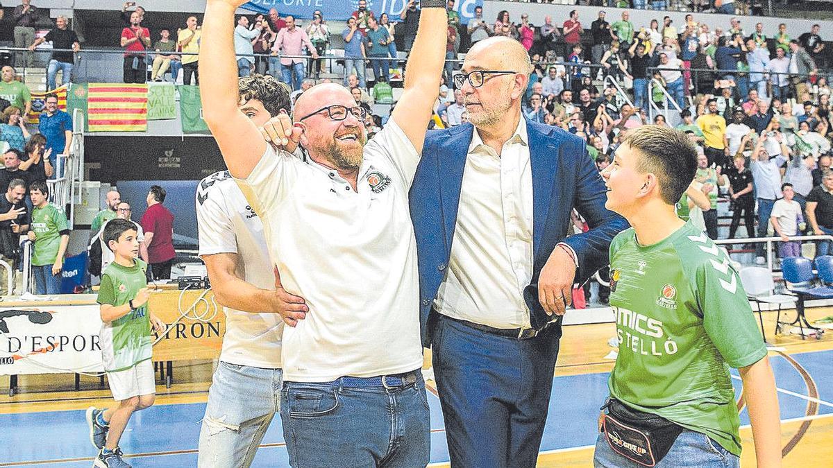 El técnico del Amics, Frederic Castelló, junto a Juan Antonio Orenga tras lograr la salvación el pasado curso.