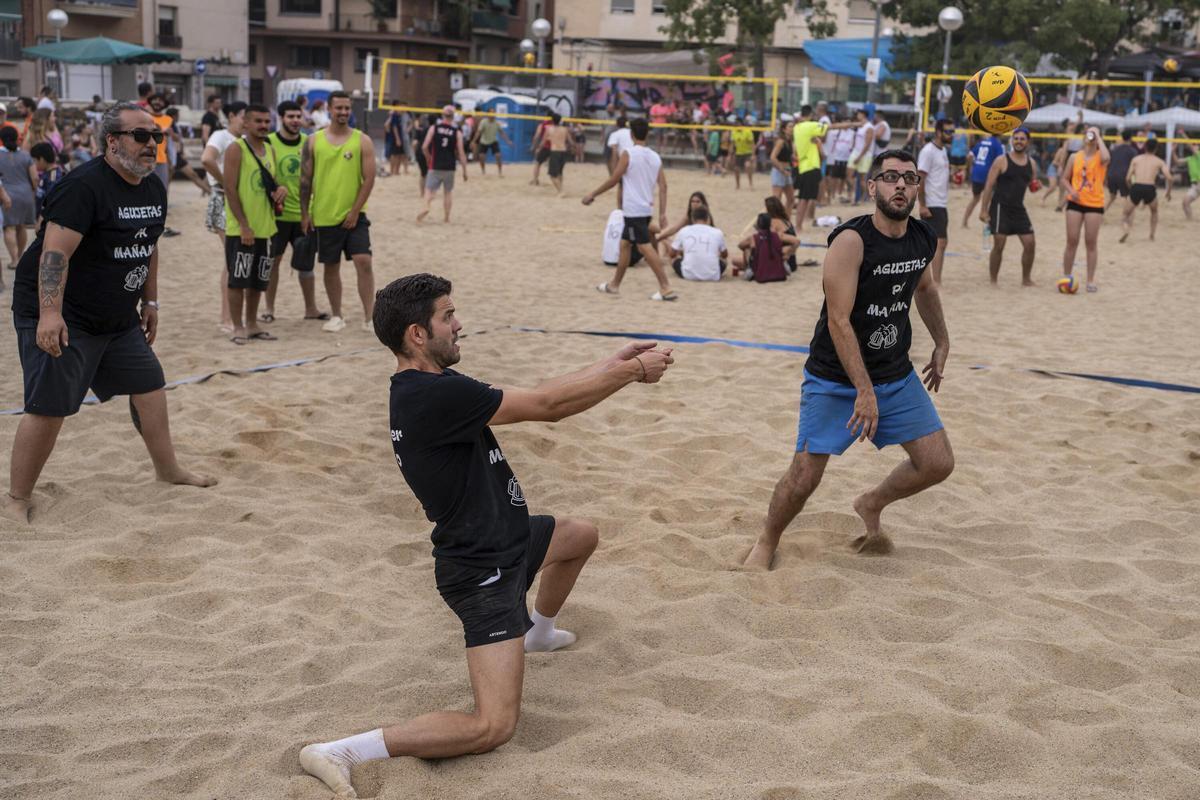 Evento Prospe Beach, en la plaza Ángel Pestanya de Prosperitat llena de arena y convertida en una pista de vóley playa.