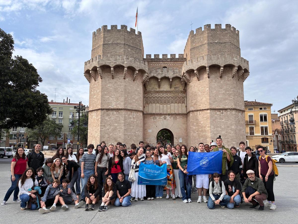 L' alumnat de Benimaclet, França i Bulgària, davant les Torres de Serrans.