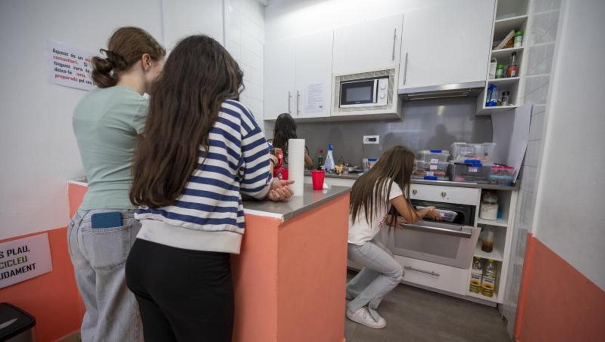 El aula de cocina que los vecinos de la Trinitat Vella confían en poder ver reformada.