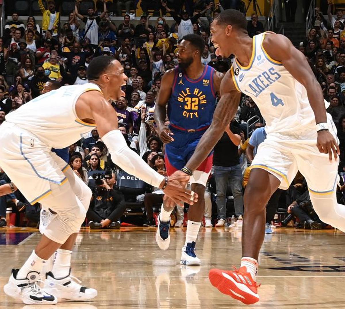 Westbrook y Lonnie Walker IV celebran una canasta.