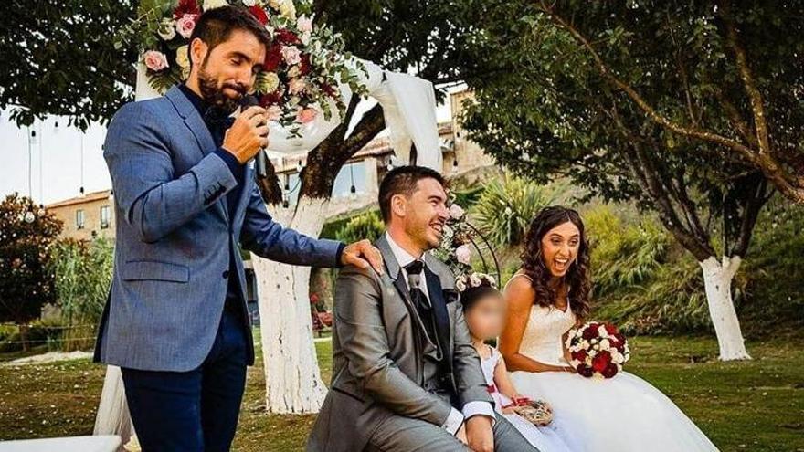 Entre las diversas especialidades profesionales del actor y showman gallego Rafa Durán está la de ser oficiante de bodas.