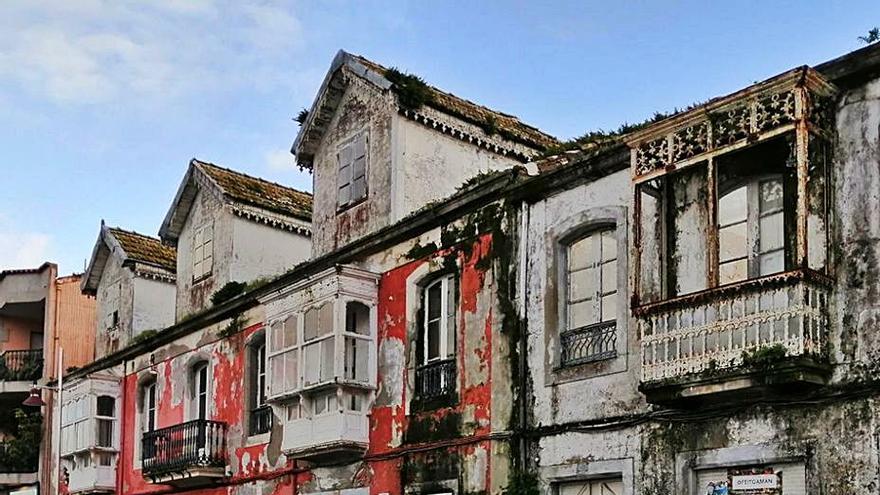 Las fachadas de las antiguas casas de Massó en Bueu. |   // G.NÚÑEZ