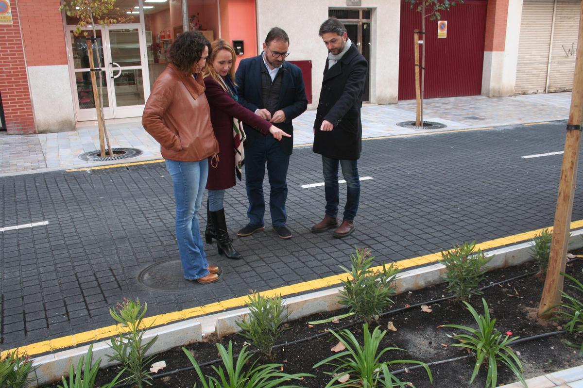 Isabel Casalduero y Diego José Mateos, contemplaban la nueva jardinería sobre la que ofrecían algunos detalles los técnicos del proyecto.