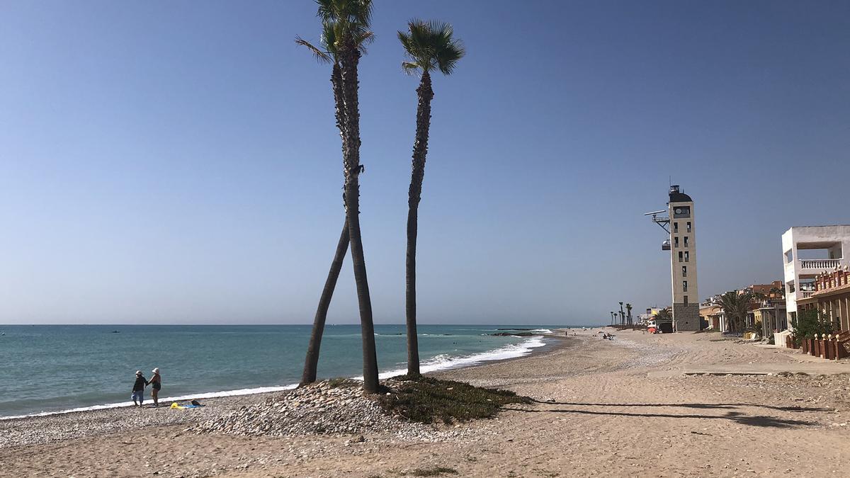 Ayuntamiento y vecinos advierten sobre la pérdida irreservible de una de las pocas playas vírgenes que quedan en la Comunitat.