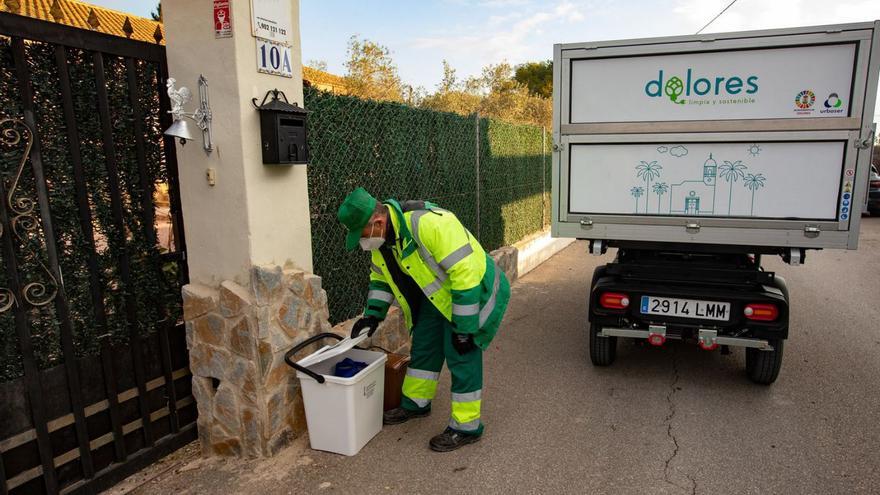 Recogida «puerta a puerta» en la huerta tradicional de Dolores, que comenzó en enero de 2022.  | TONY SEVILLA