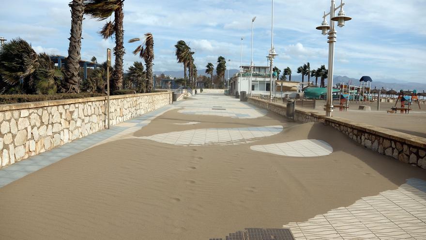 Málaga trabaja para recuperar playas y paseos dañados por el temporal de Levante