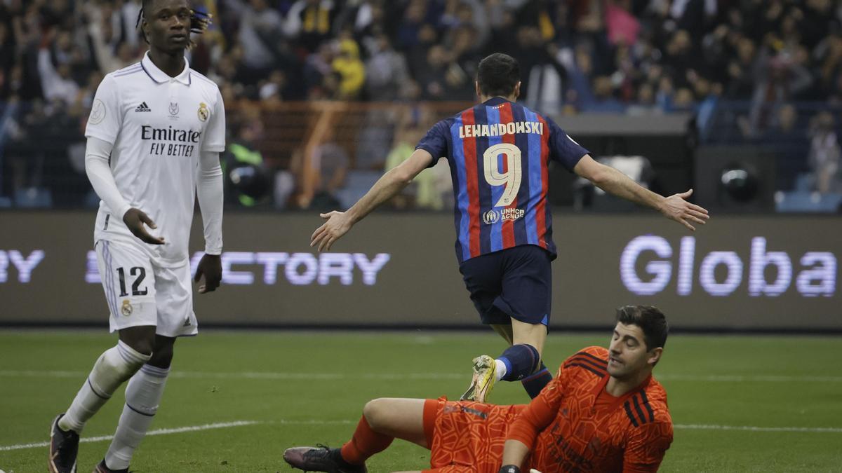 Lewandowski celebra su gol ante el Madrid en la final de la Supercopa.