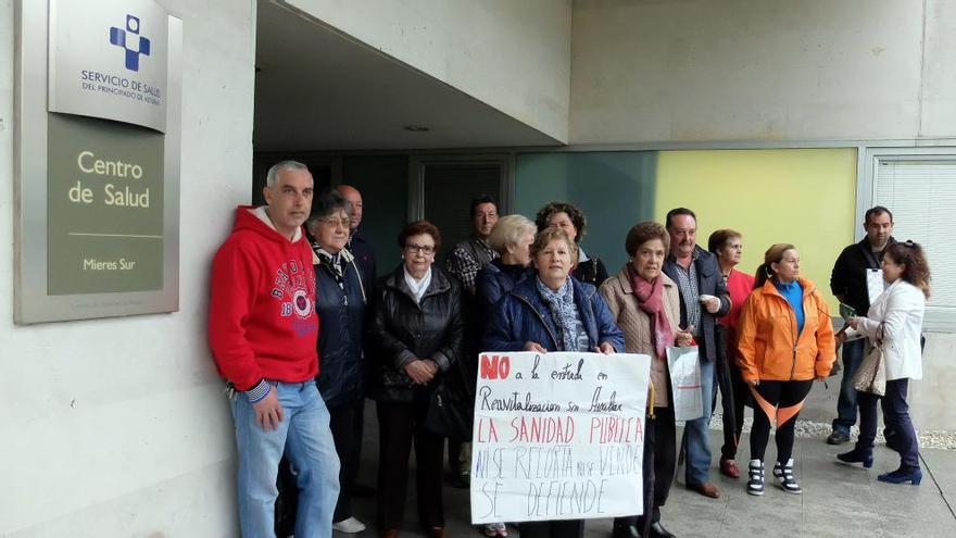 Participantes en la protesta, en el centro de salud Mieres Sur.