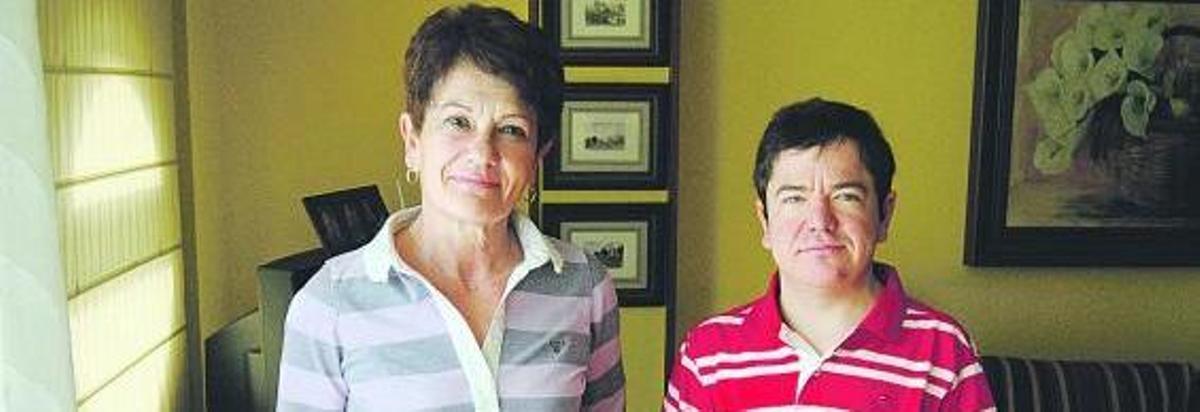 Matías Lobo y Yolanda González, ayer, en su casa de Pola de Siero.